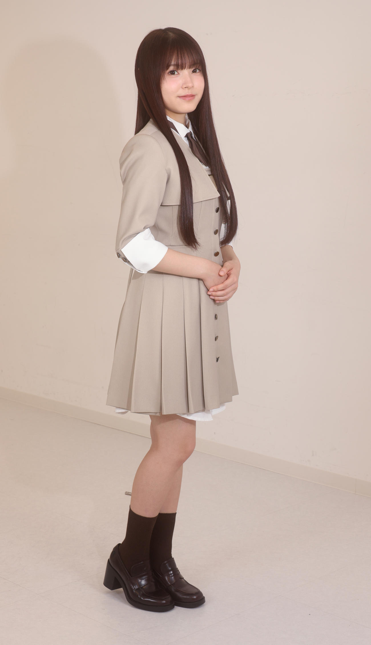 緊張せずに優しい表情を見せる乃木坂46の森平麗心（撮影・中島郁夫）