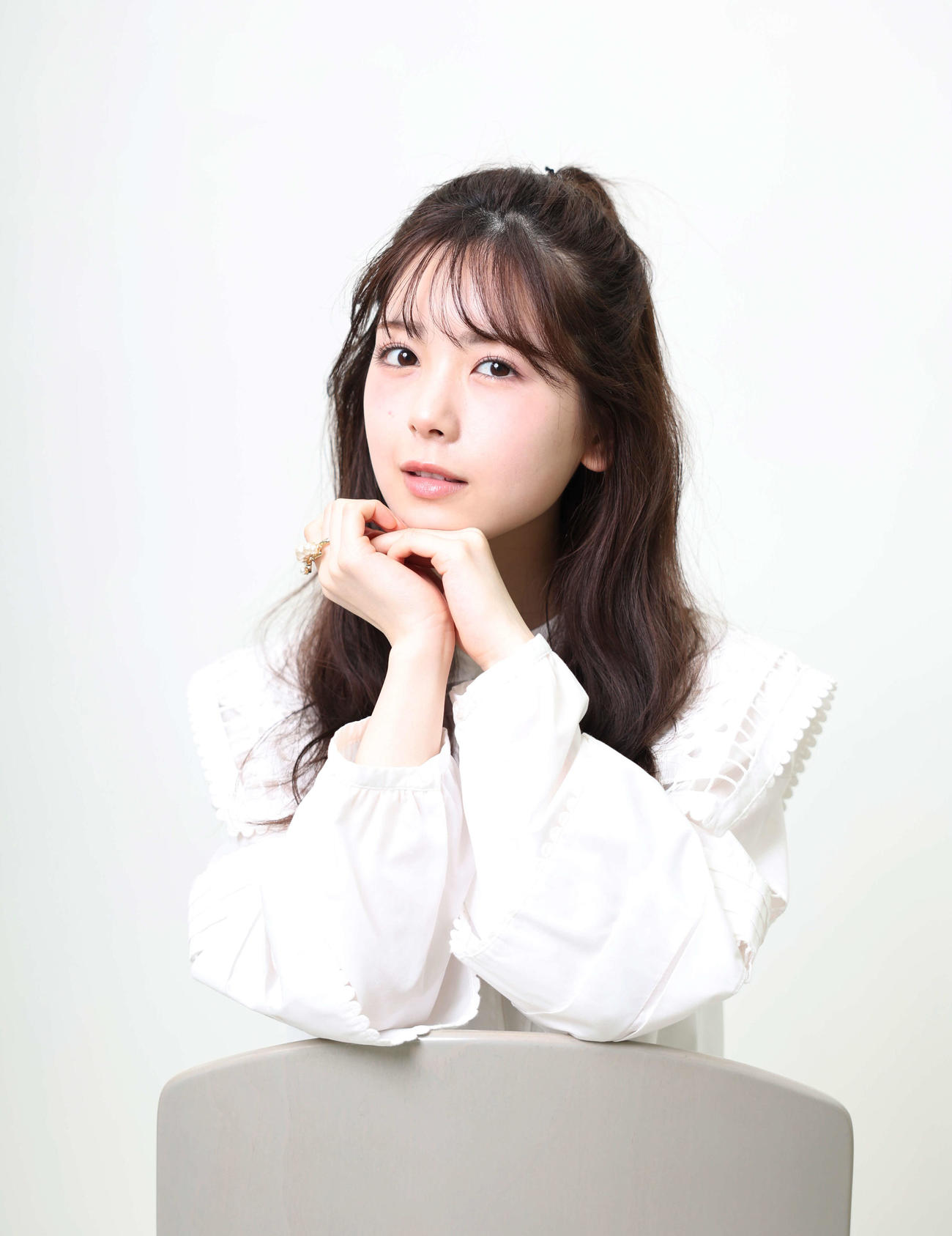 優しくカメラを見つめる乃木坂46筒井あやめ（撮影・増田悦実）