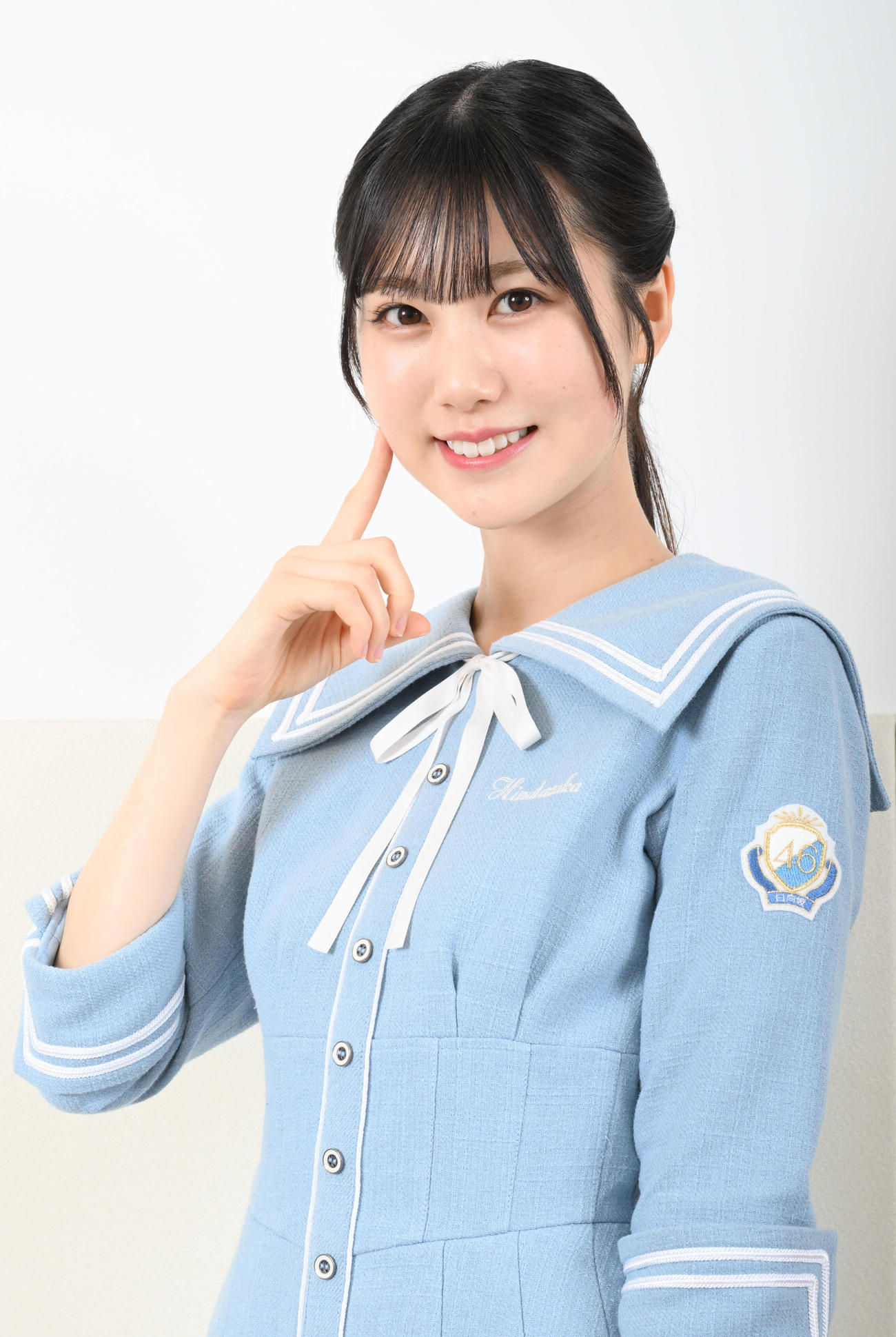 「にこちゃんスマイルポーズ」でほほ笑む日向坂46の鶴崎仁香（撮影・千葉一成）