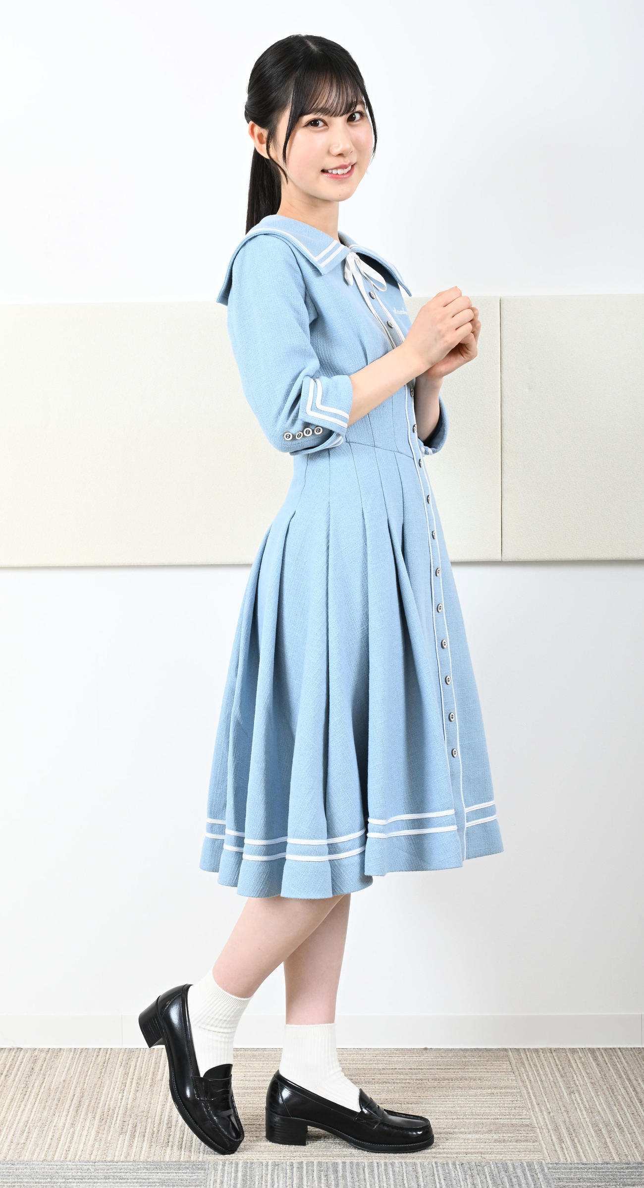 名前の通りニコッとした笑顔が可愛い日向坂46の鶴崎仁香