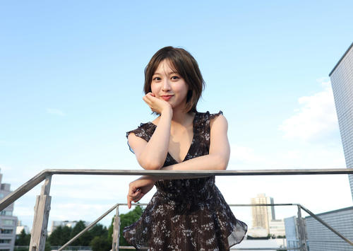 優しい表情を見せる日向坂46の富田鈴花（撮影・増田悦実）
