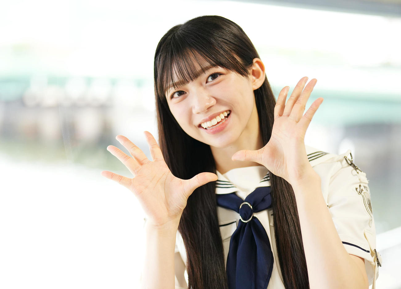 先輩たちとのエピソードを目を輝かせて語る櫻坂46の佐藤愛桜。周りの気遣いに感謝する姿からは、礼儀正しく謙虚な人柄が自然とにじみ出ていました（撮影・菅敏）