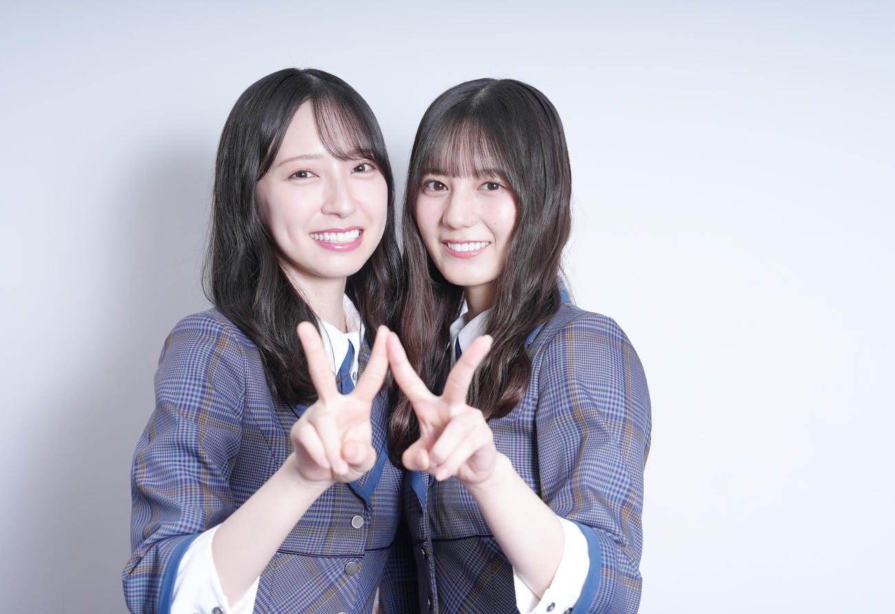 新曲でダブルセンターを務める日向坂46の金村美玖（左）と小坂菜緒（撮影・足立雅史）