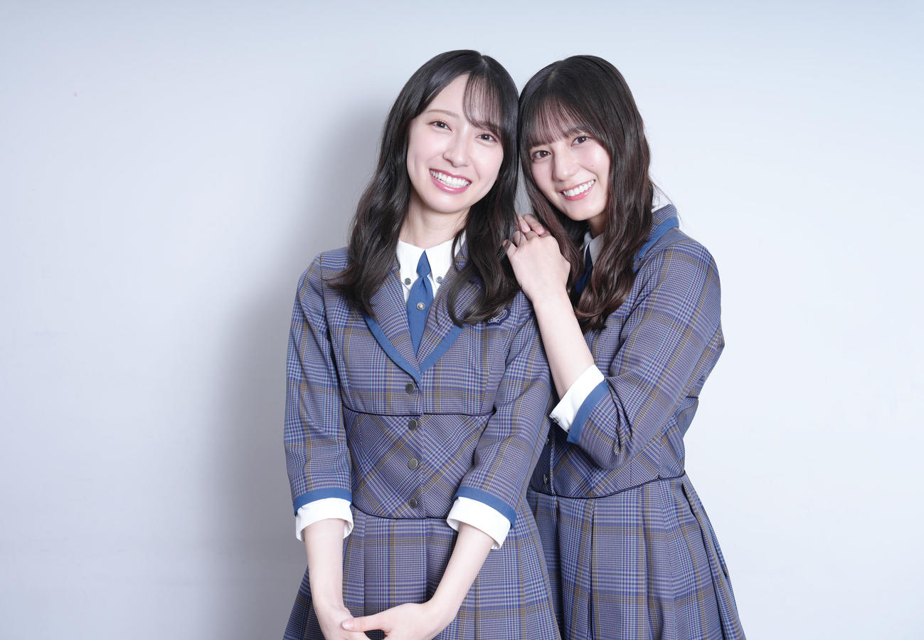 新曲でダブルセンターを務める日向坂46の金村美玖（左）と小坂菜緒（撮影・足立雅史）