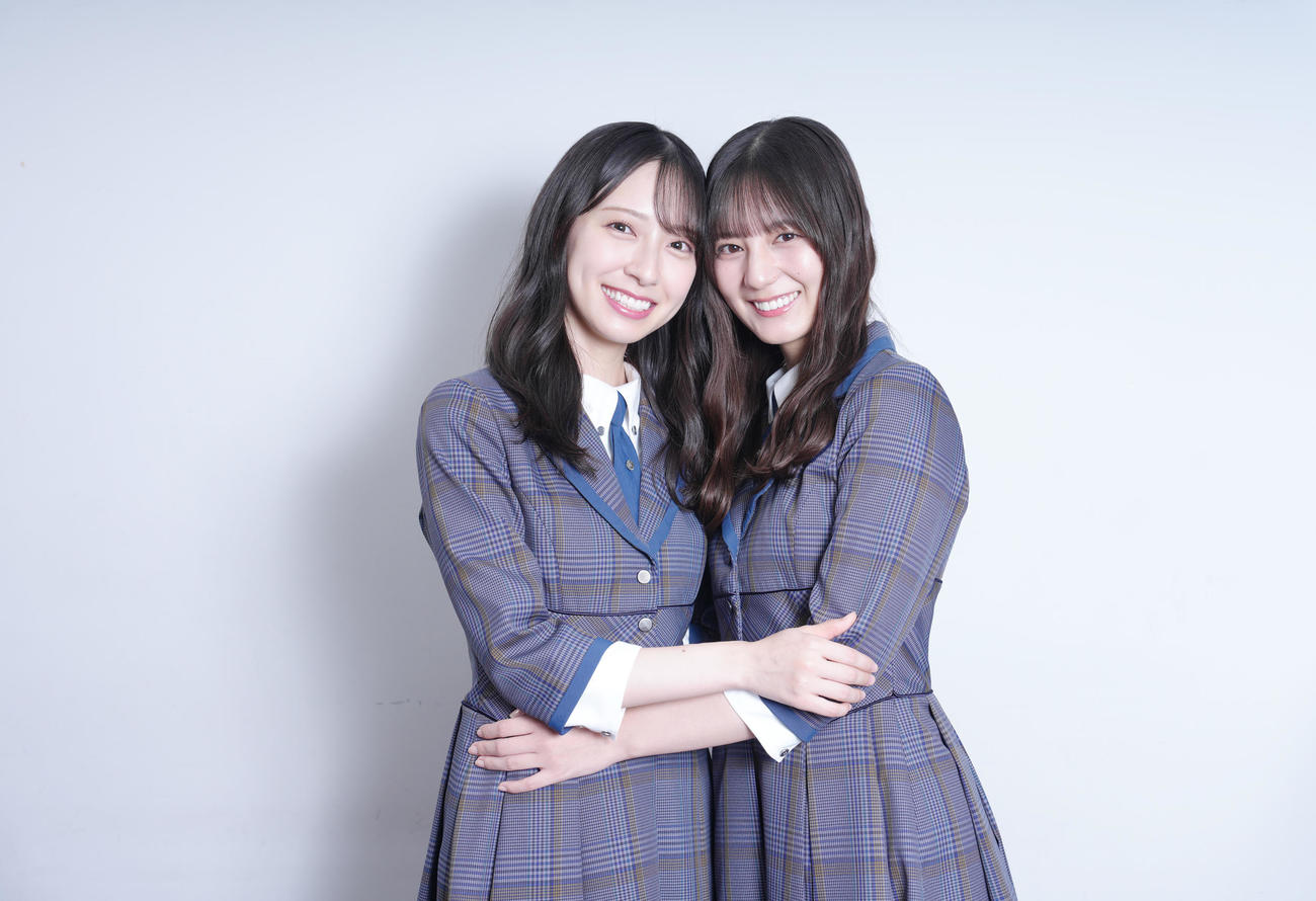 新曲でダブルセンターを務める日向坂46の金村美玖（左）と小坂菜緒（撮影・足立雅史）