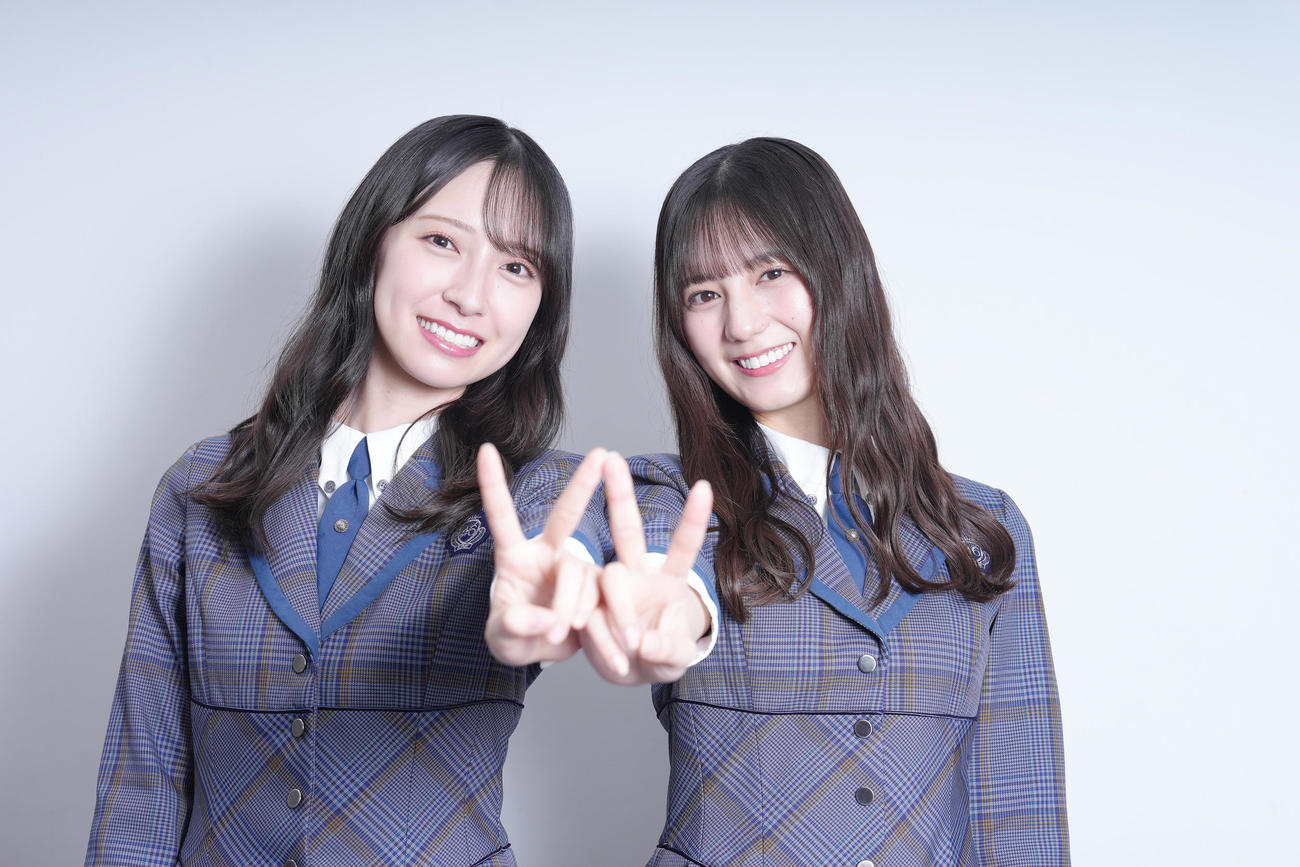 新曲でダブルセンターを務める日向坂46の金村美玖（左）と小坂菜緒（撮影・足立雅史）