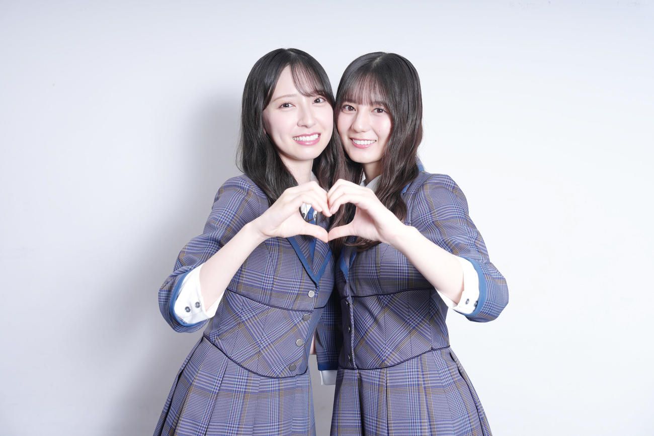 新曲でダブルセンターを務める日向坂46の金村美玖（左）と小坂菜緒（撮影・足立雅史）