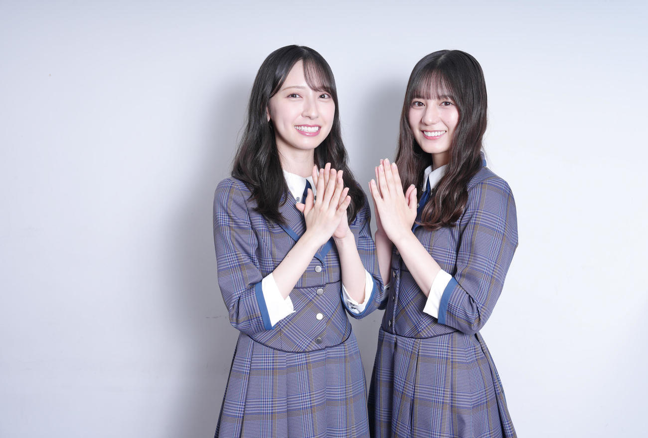 新曲でダブルセンターを務める日向坂46の金村美玖（左）と小坂菜緒（撮影・足立雅史）