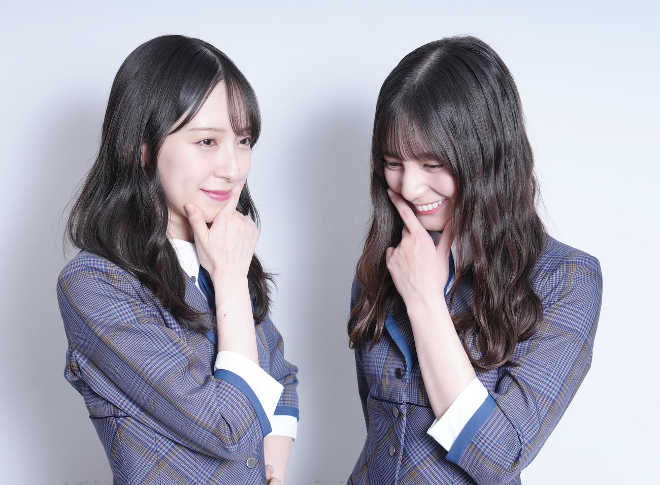 新曲でダブルセンターを務める日向坂46の金村美玖（左）と小坂菜緒（撮影・足立雅史）