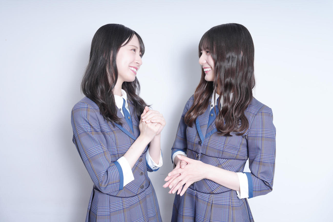 新曲でダブルセンターを務める日向坂46の金村美玖（左）と小坂菜緒（撮影・足立雅史）