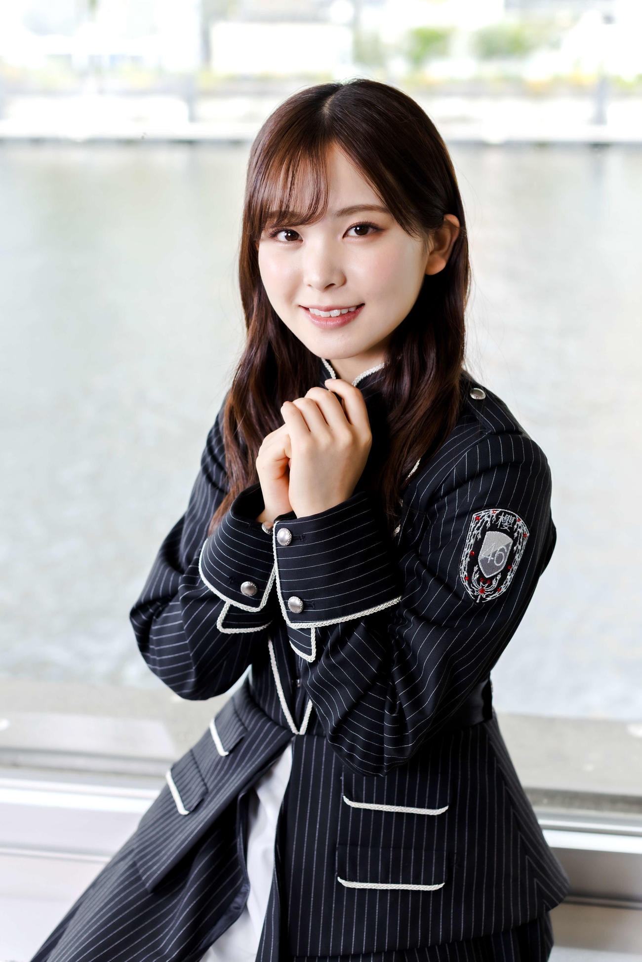 ほほ笑みながら写真に納まる櫻坂46遠藤理子（撮影・河田真司）