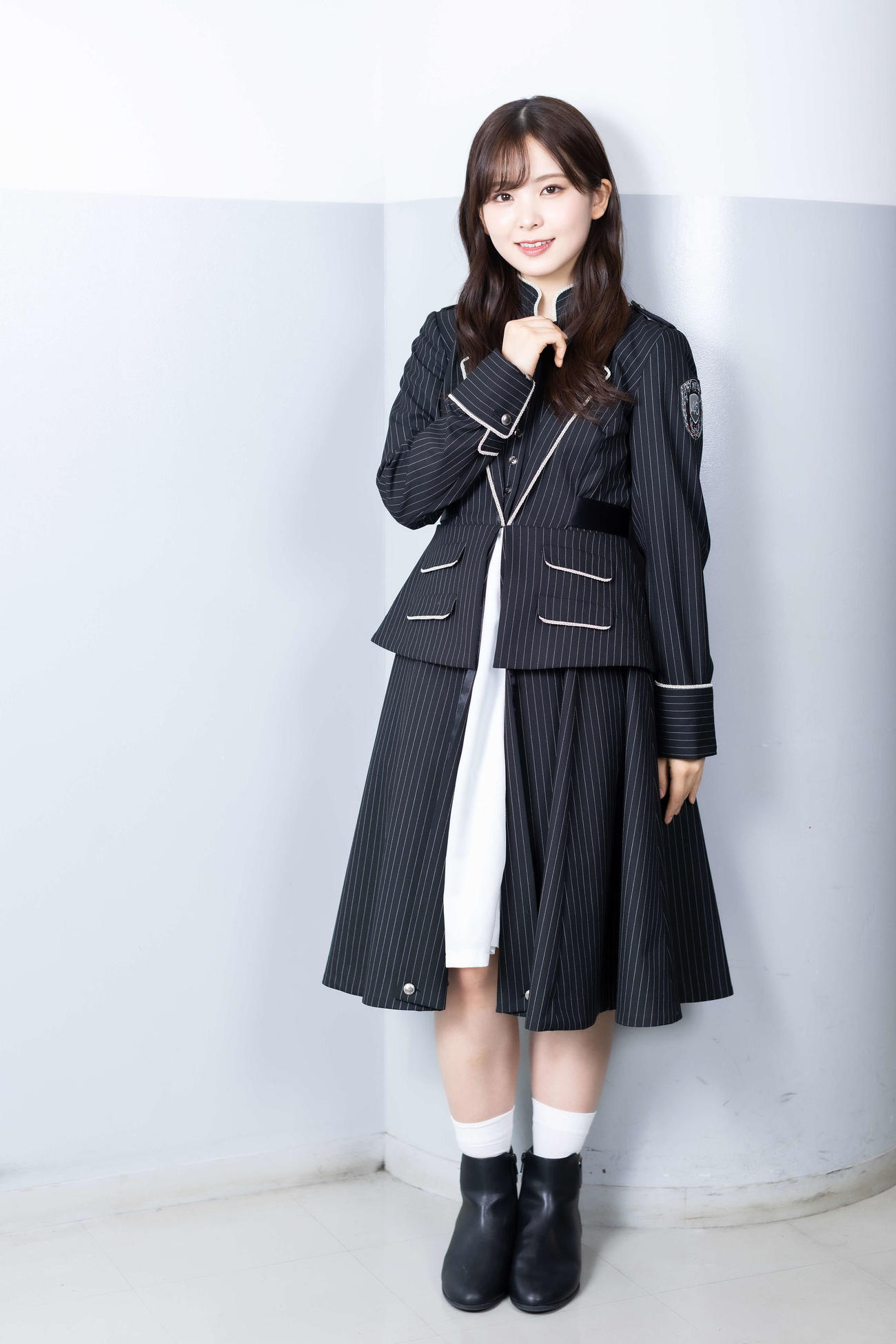 ほほ笑みながら写真に納まる櫻坂46遠藤理子（撮影・河田真司）