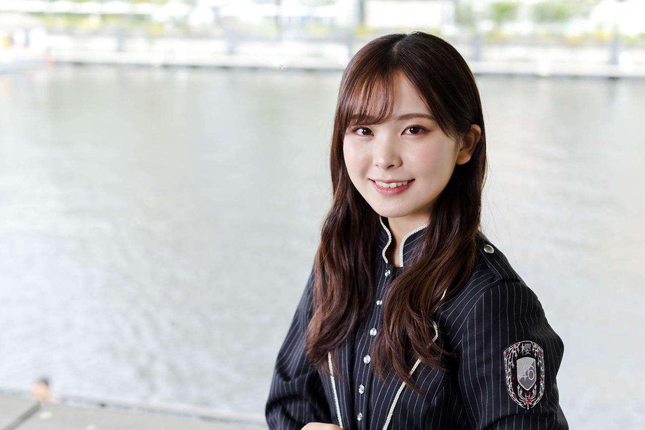 ほほ笑みながら写真に納まる櫻坂46遠藤理子（撮影・河田真司）