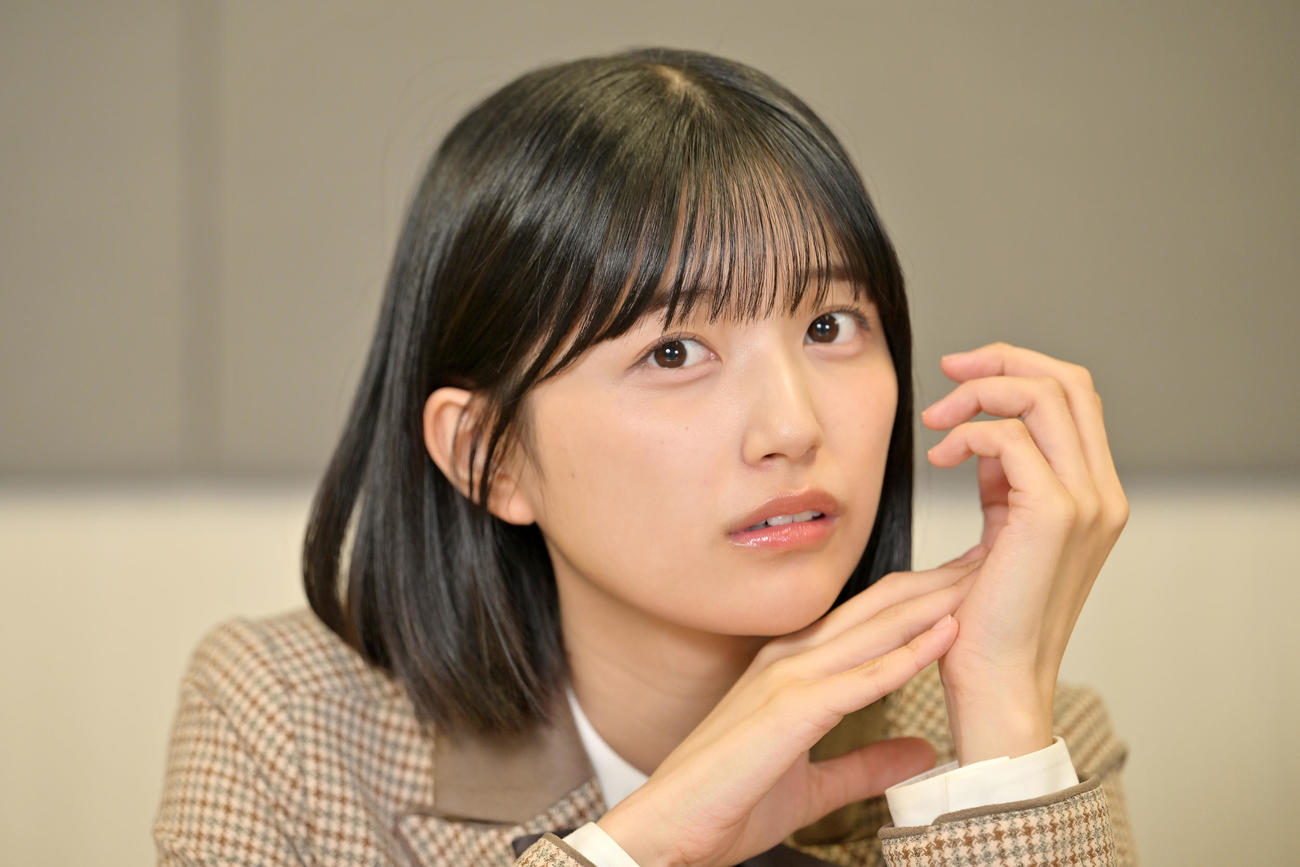 カメラを見つめる乃木坂46五百城茉央。その瞳にドキッとしてしまいます（撮影・滝沢徹郎）