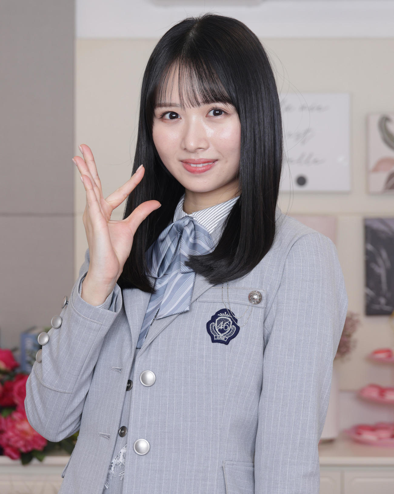 日向坂46の「ヒ」ポーズを決める上村ひなの（撮影・中島郁夫）
