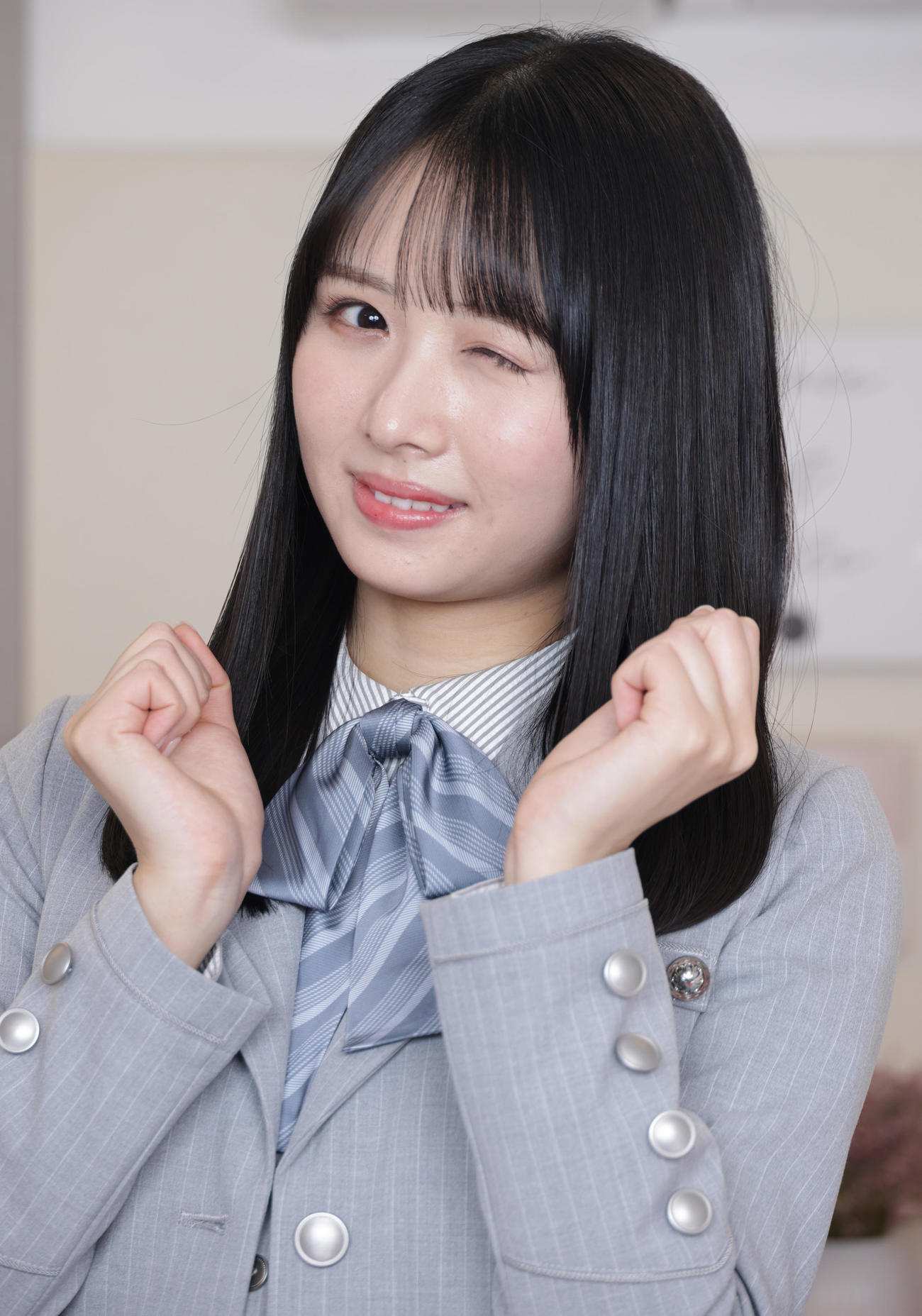 ウインクポーズする日向坂46上村ひなの（撮影・中島郁夫）