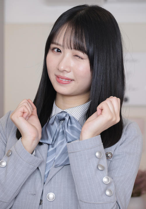 ウインクポーズする日向坂46上村ひなの（撮影・中島郁夫）