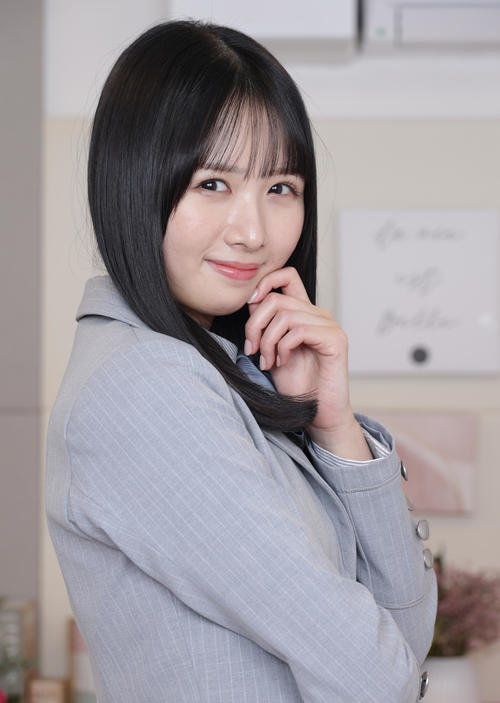 ほほ笑みながらポーズを決める日向坂46上村ひなの（撮影・中島郁夫）