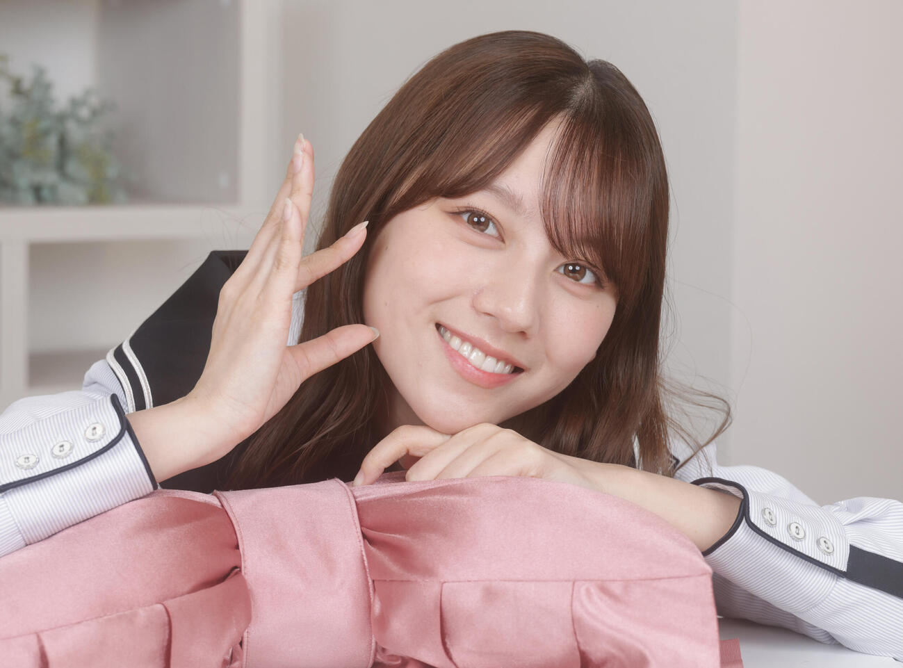 ライブで座長を務める日向坂46坂平岡海月はピュアで美しいビジュアルが魅力的