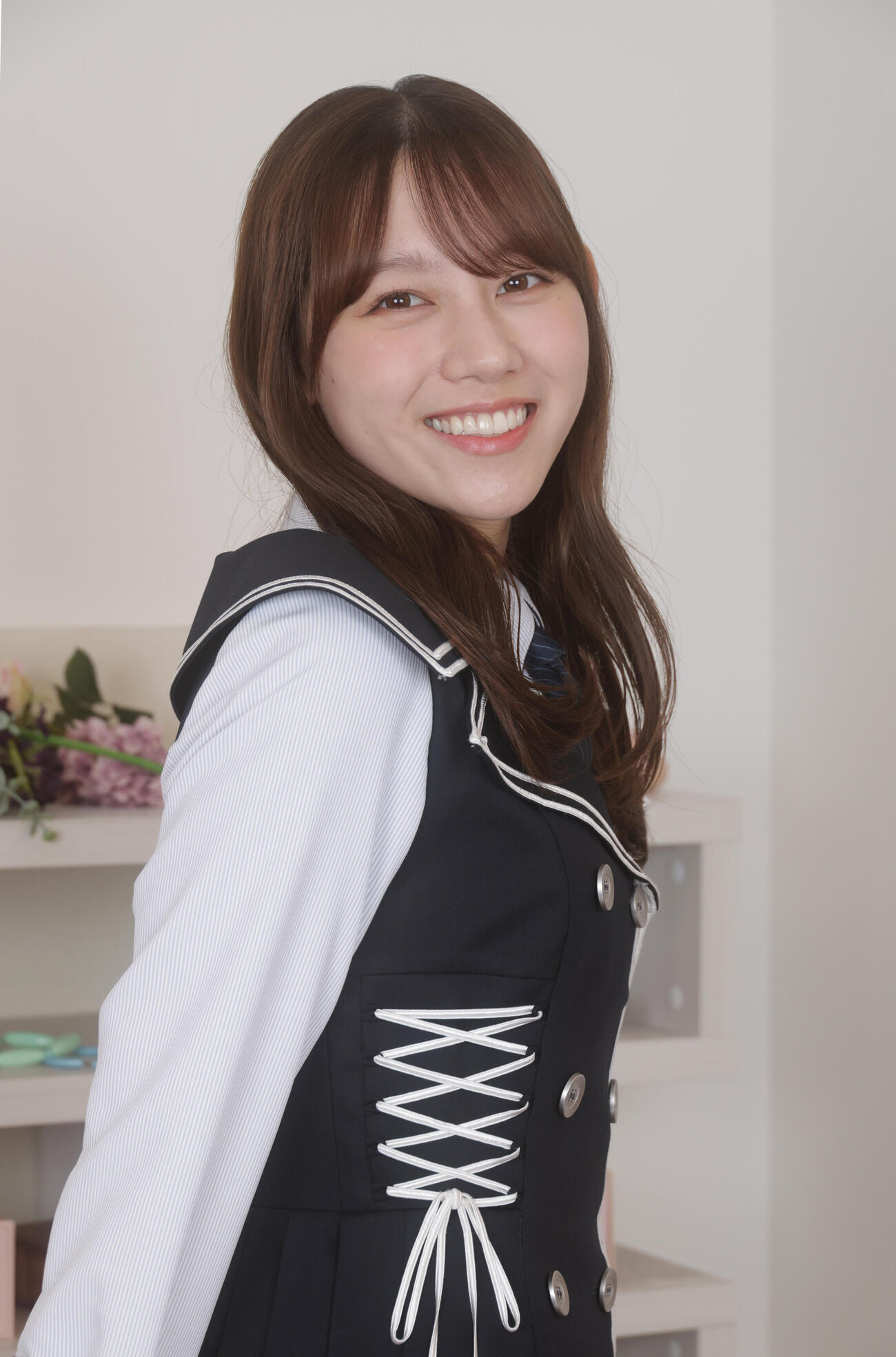 ライブで座長を務める日向坂46坂平岡海月はピュアで美しいビジュアルが魅力的