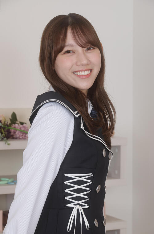 ライブで座長を務める日向坂46坂平岡海月はピュアで美しいビジュアルが魅力的