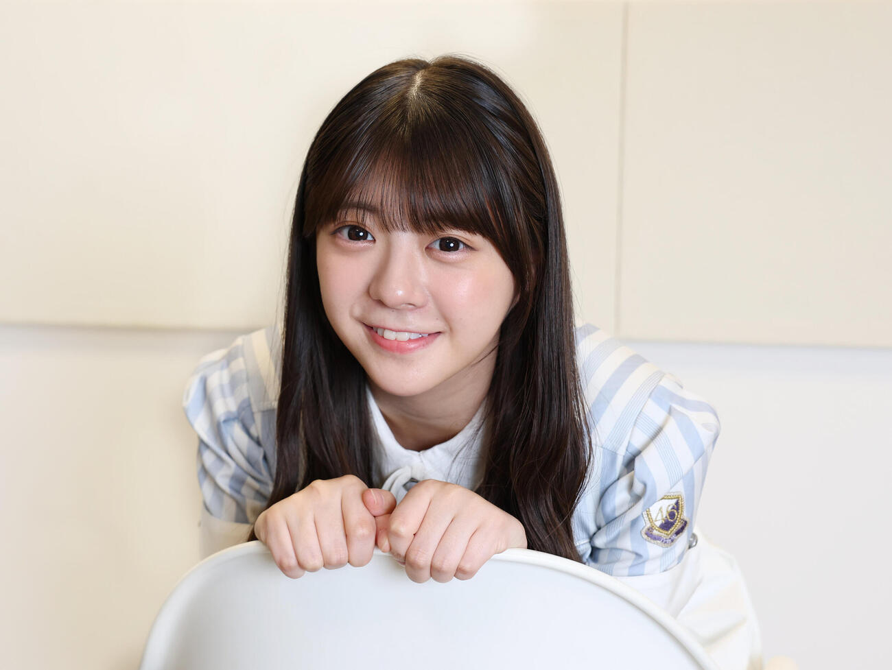 優しい笑顔でカメラを見つめる冨里奈央（撮影・増田悦実）