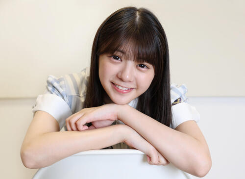 優しい笑顔でカメラを見つめる冨里奈央(撮影・増田悦実)