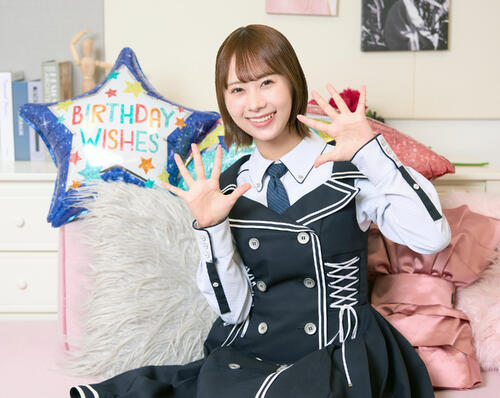 22歳の誕生日を迎え笑顔を見せる日向坂46の石塚瑶季（撮影・小島史椰）