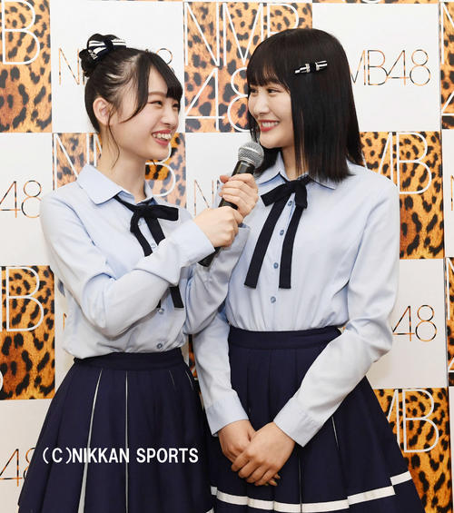 川上礼奈（右）にインタビューをする新澤菜央（撮影・奥田泰也）