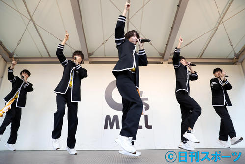 ミニライブで熱唱する「BOYS　AND　MEN　研究生関西」。左から岡大和、内海太一、高橋真佳把、内藤大耀、村上直哉（撮影・前田充）