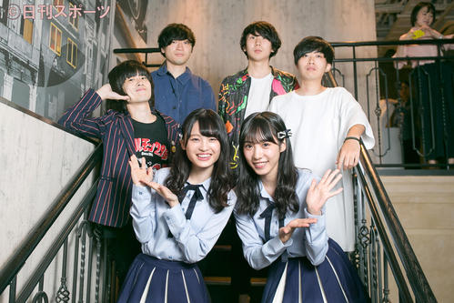 NMB48(手前左から)新澤菜央、横野すみれ、河内REDS(後方左から)サクラマサチカ、ナカザワリョウジ、タダミ、セタ