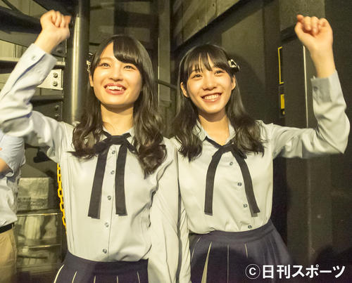 ライブを鑑賞するNMB48の新澤菜央（左）と横野すみれ