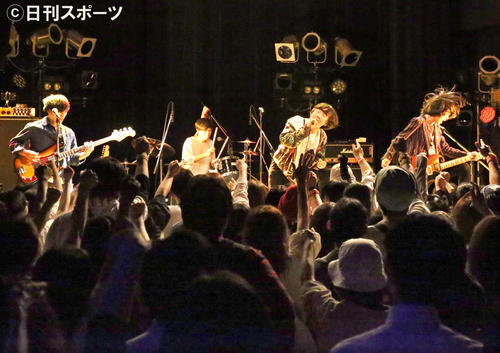 河内REDSは「東京ガール」リリース記念のライブで会場を盛り上げる