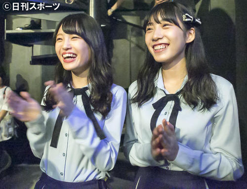 ライブ鑑賞中の新澤菜央（左）と横野すみれ