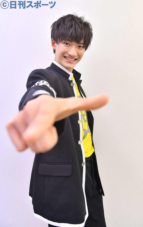 笑顔でポーズを決めるBOYS　AND　MEN研究生関西の内海太一（撮影・上田博志）