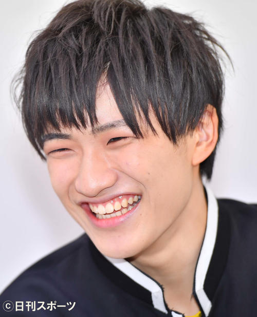 インタビューを受けるBOYS　AND　MEN研究生関西の内海太一（撮影・上田博志）