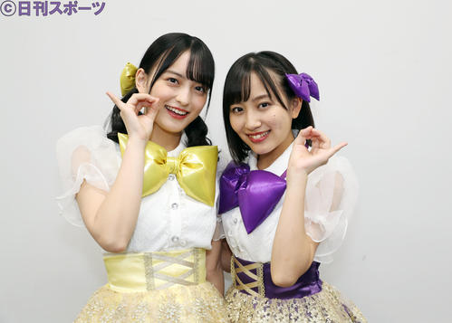 笑顔でポーズを決める清井咲希（左）と堀くるみ（19年9月19日撮影）