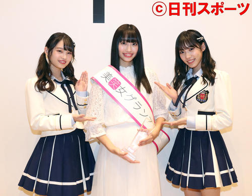 美笑女グランプリに輝いた高野渚さんと記念撮影に納まるNMB48新澤菜央（左）と横野すみれ（右）（撮影・白石智彦）