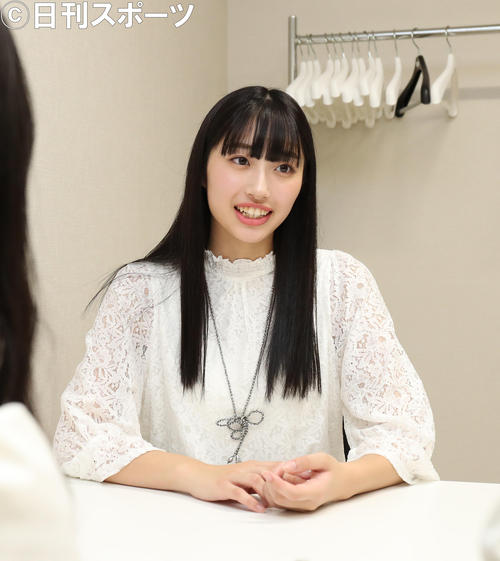NMB48新澤菜央と横野すみれの取材を受ける美笑女グランプリに輝いた高野渚さん（撮影・白石智彦）