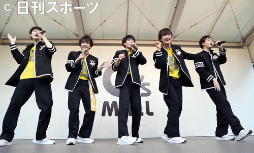 ミニライブで熱唱する左から村上直哉、高橋真佳把、内藤大耀、内海太一、岡大和