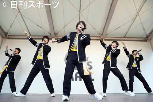 ミニライブで熱唱する「BOYS AND MEN エリア研究生関西」。左から岡大和、内海太一、高橋真佳把、内藤大耀、村上直哉