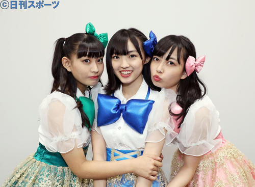 笑顔でポーズを決める、左から根岸可蓮、春名真依、彩木咲良（撮影・前田充）