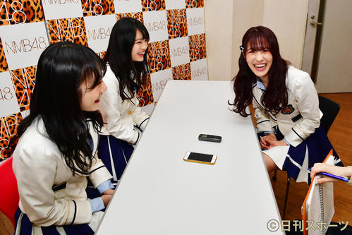 キャプテンの小嶋花梨（右）を取材する横野すみれ（左）と新澤菜央（撮影・清水貴仁）
