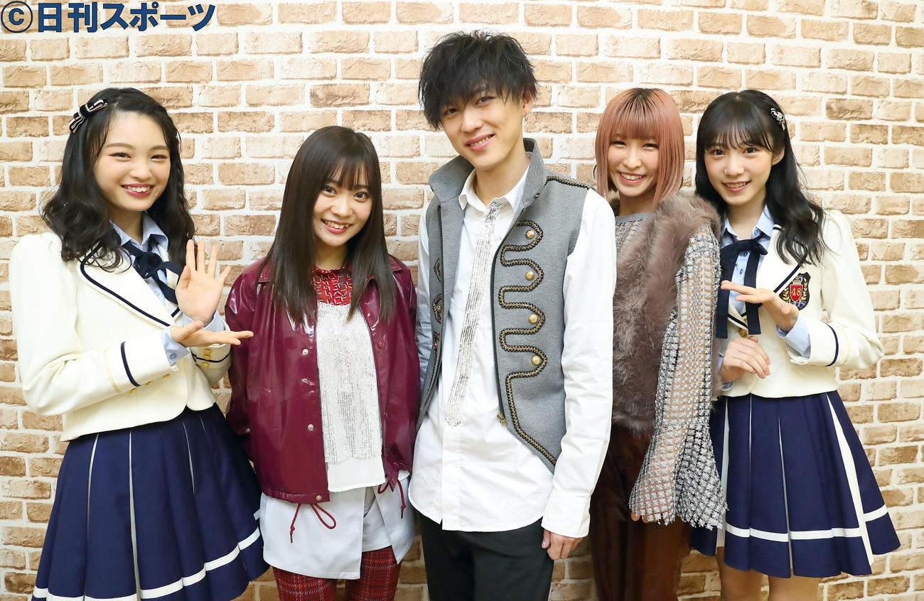アタックNMB48の取材を終え笑顔を見せる、左からNMB48の新澤菜央、Re：Complexの辻内祈、長沢翼、田中優衣子、NMB48の横野すみれ（撮影・前田充）