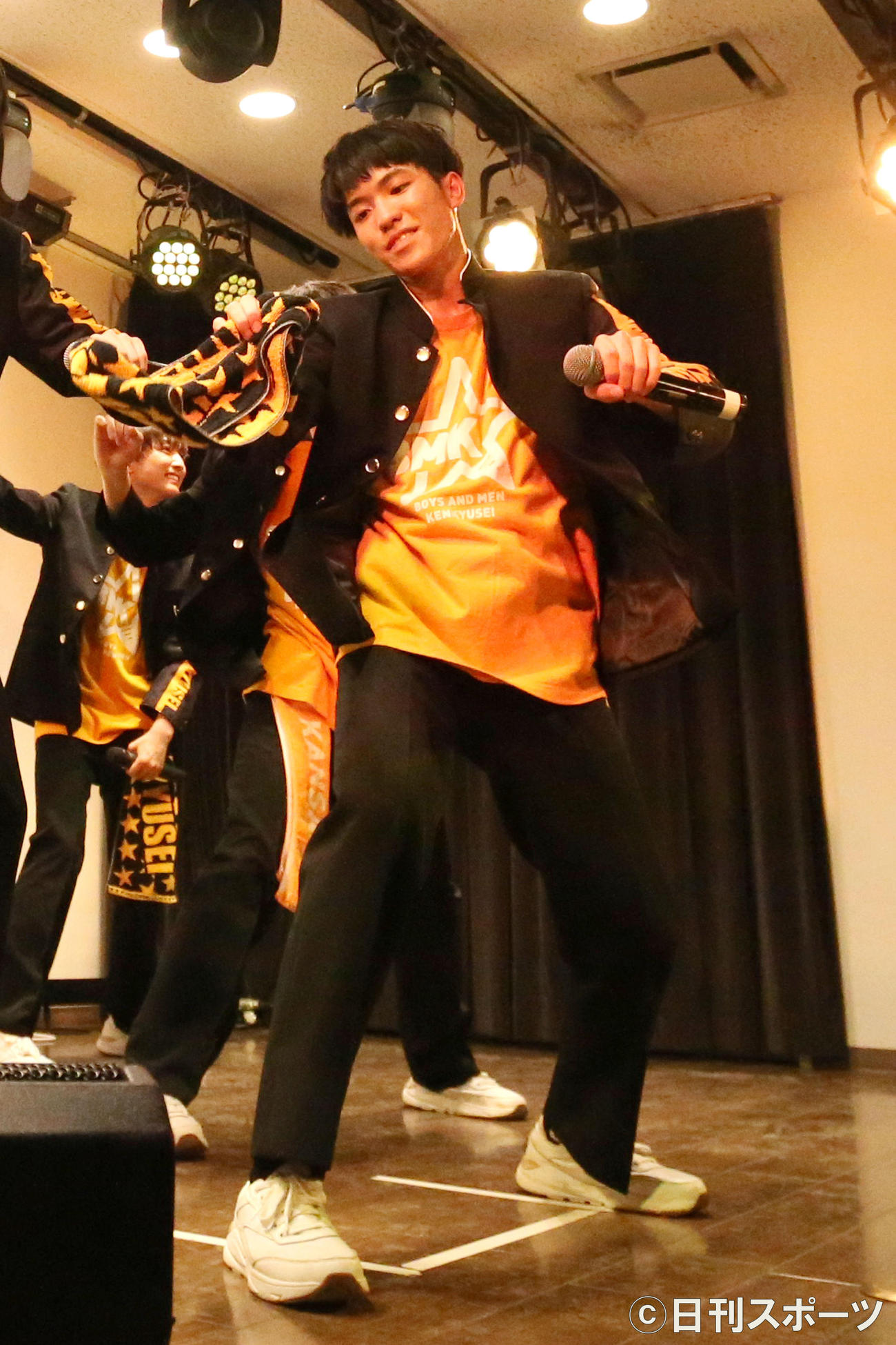 通天閣で「2周年記念ライブ」を盛り上げる内藤大耀