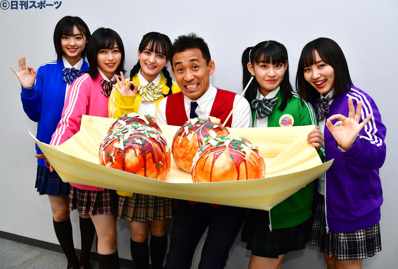 テレビ大阪「おでかけ発見バラエティ　かがくdeムチャミタス！」で共演する石田靖とたこやきレインボー、左から春名真依、彩木咲良、清井咲希、石田靖、根岸可蓮、堀くるみ（撮影・清水貴仁）