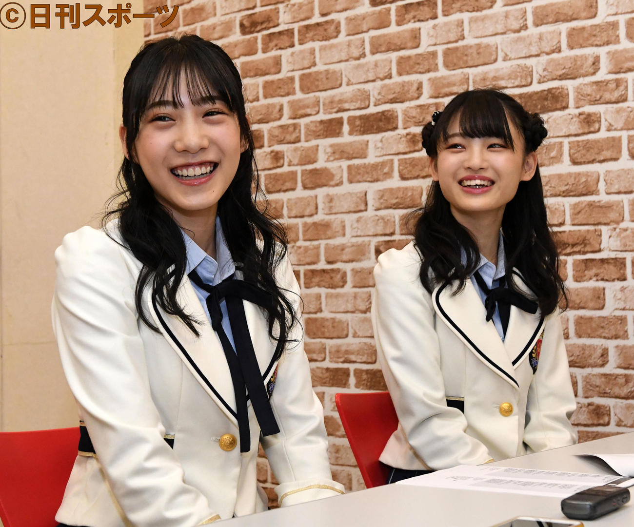 NMB48横野すみれ（左）と新澤菜央（撮影・前岡正明）