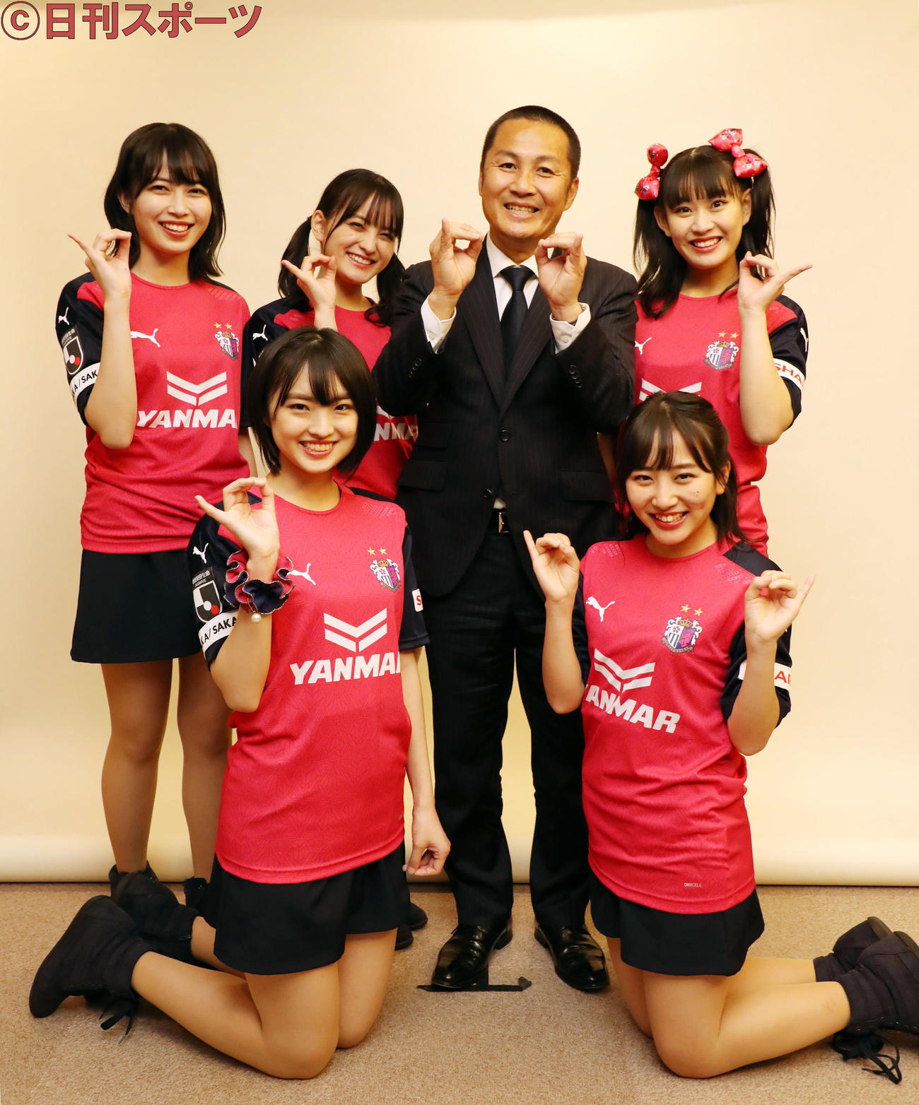 C大阪森島社長（中央）と記念撮影するたこやきレインボー（撮影・加藤哉）