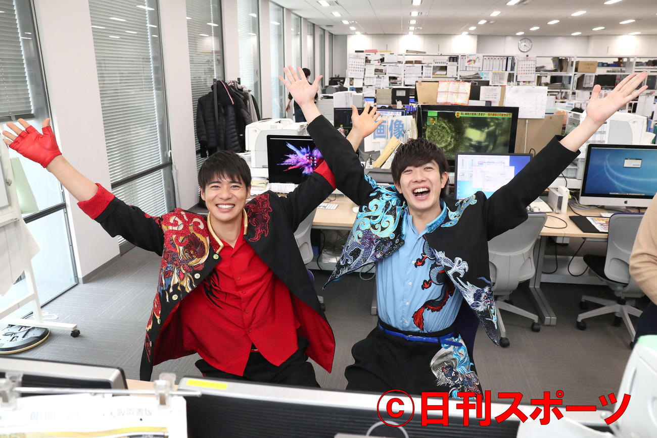 記事のレイアウトが完成して喜ぶボイメン辻本達規（左）と田村侑久