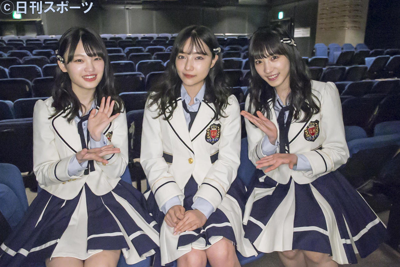 村瀬紗英（中央）の取材を終えポーズをとる新澤菜央（左）と横野すみれ（撮影・上山淳一）